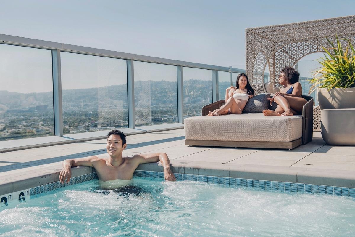 Rooftop Pool and Spa high rise apartments los angeles